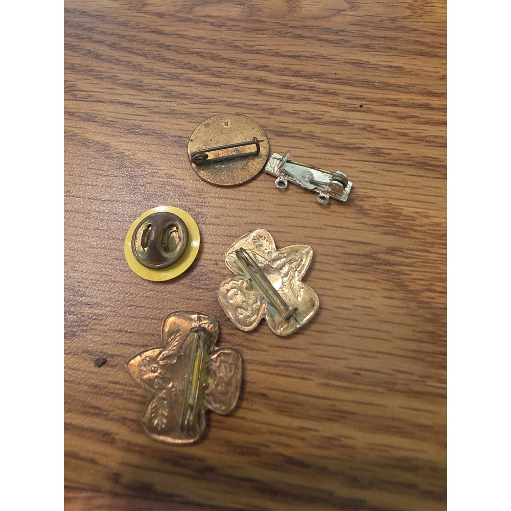 VINTAGE ASSORTMENT OF GIRL SCOUT PINS - Picture 2 of 6